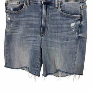 Judy Blue Straight Fit Distressed Denim Shorts 7/28 Raw Hem Mid Wash Stretch
